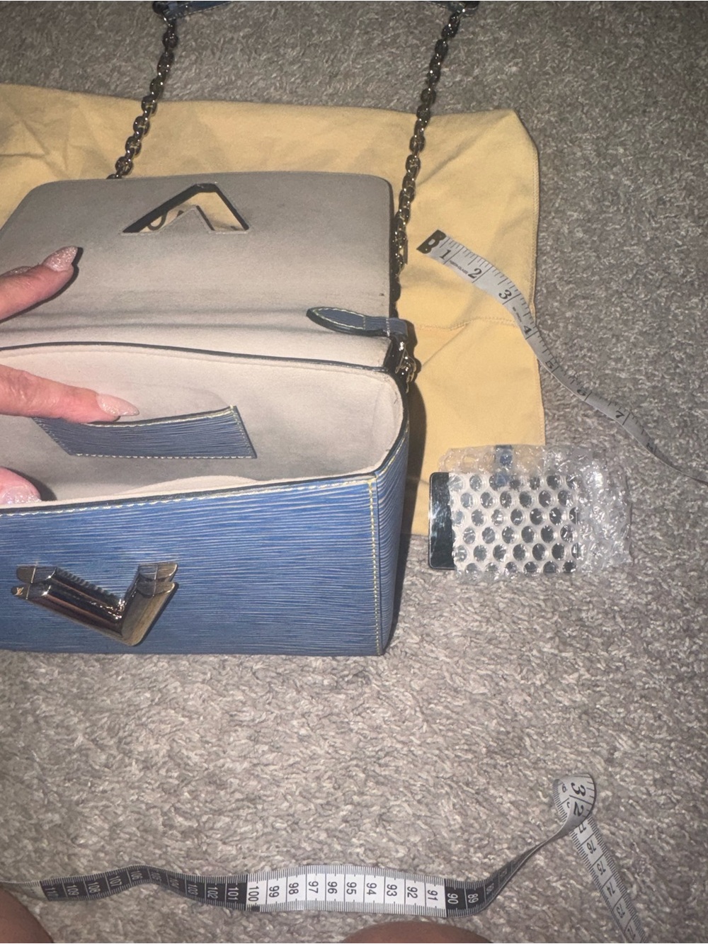 Louis Vuitton Epi Twist MM Denim Light Blue Shoulder Crossbody Bag - Picture 7 of 16